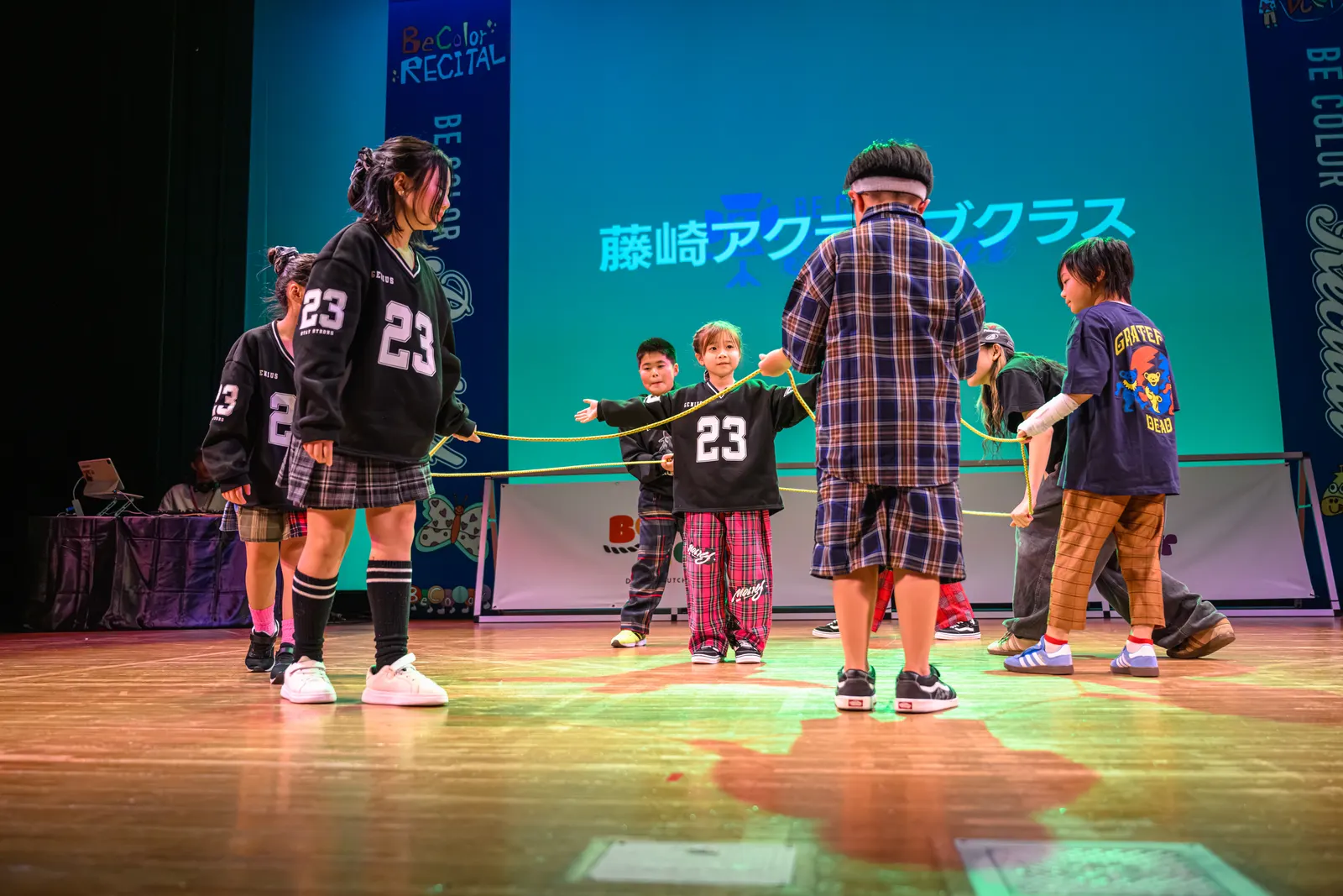 発表会のステージに立つ子どもたち