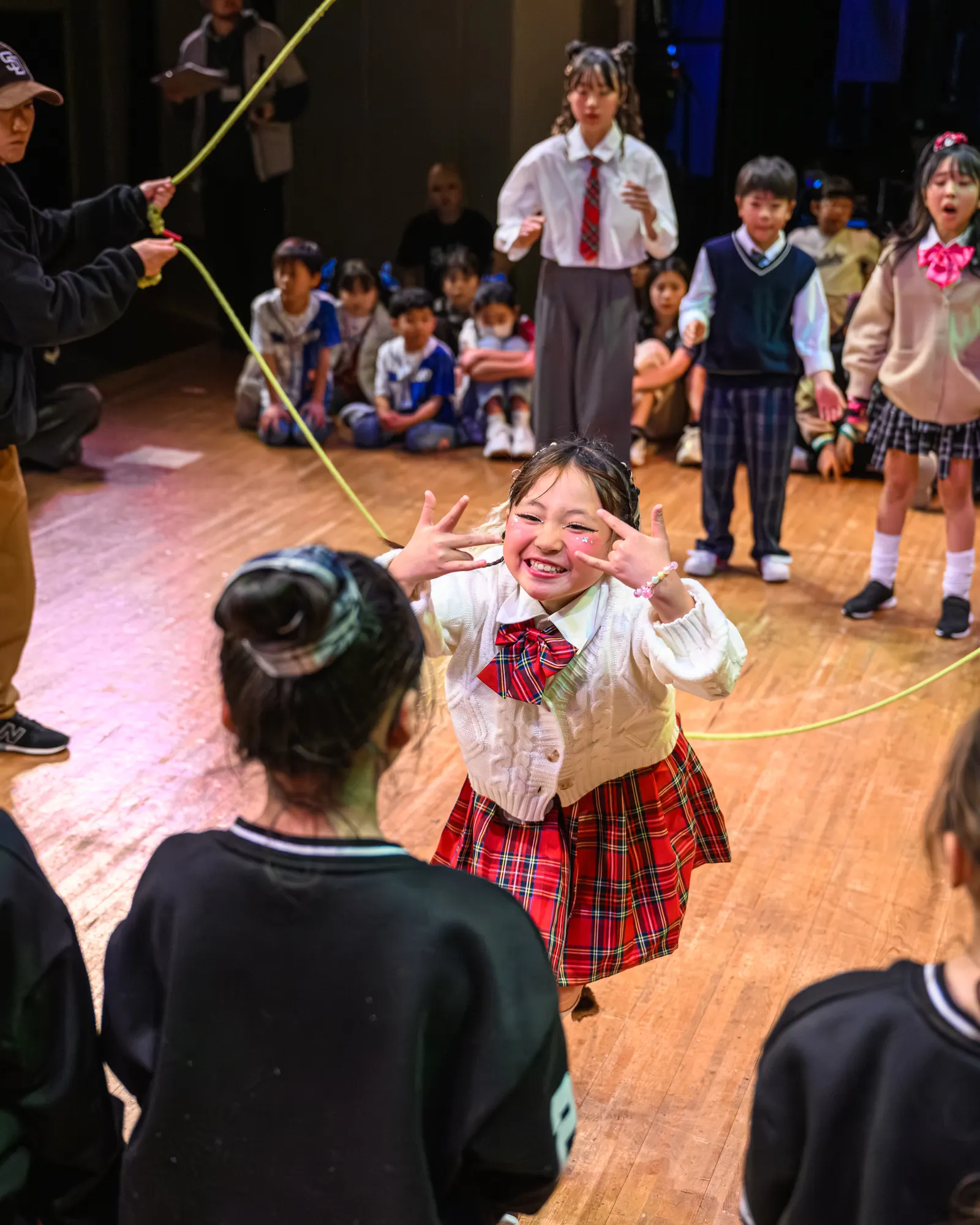 ロープの中で笑顔を見せる子ども